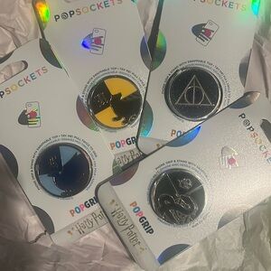 Harry Potter Hogwarts bundle  4 random pop sockets